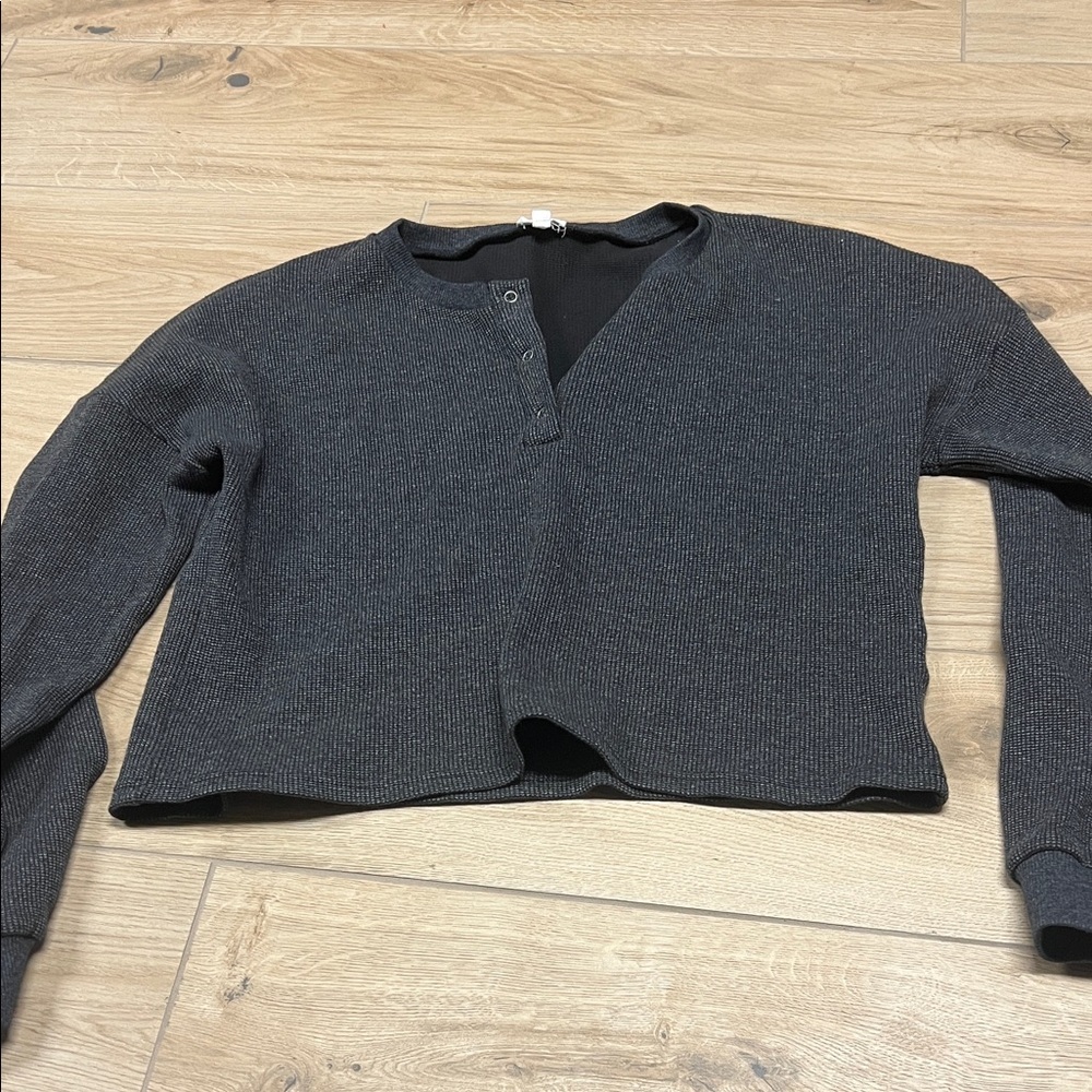 Basic by PRIV Charcoal Gray Women's knit cropped long sleeve top